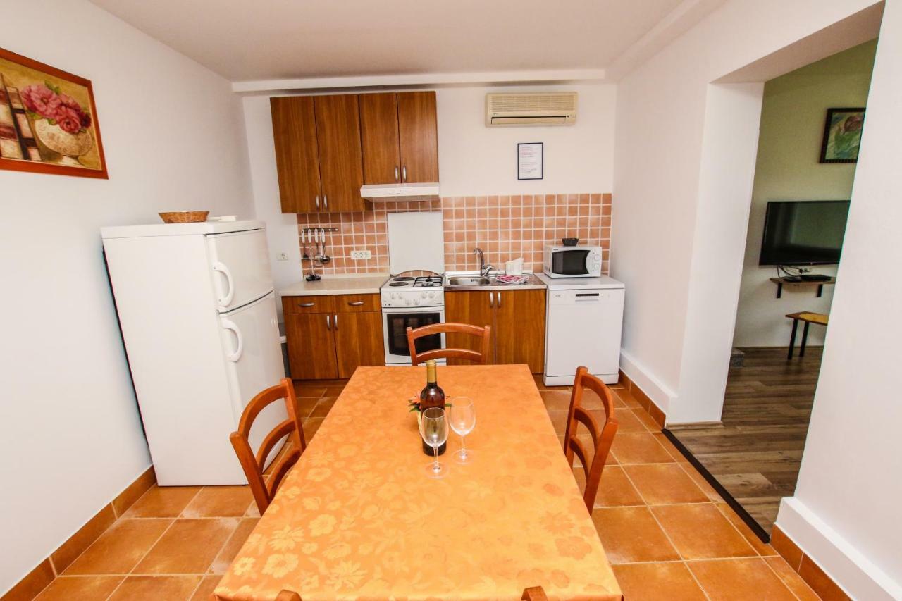 Apartments Vuceric Peroj Bagian luar foto